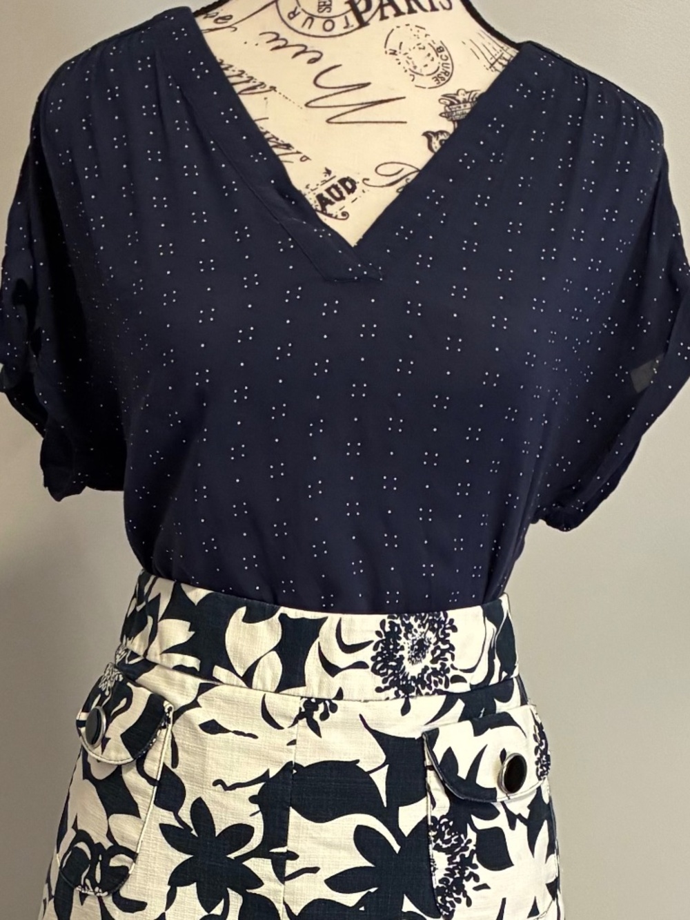 GAP Navy Print V-Neck Top, lightweight casual summer blouse. Size XS